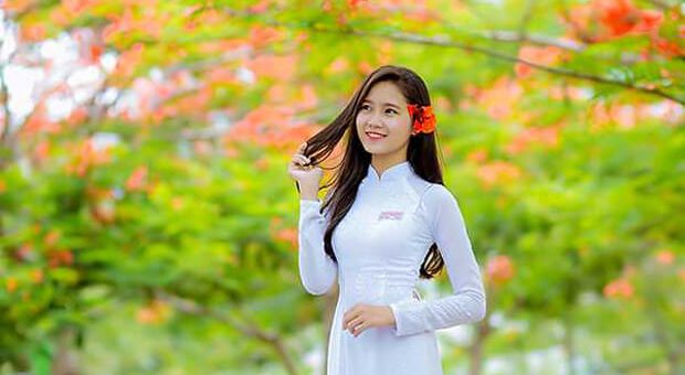 nu sinh lop 12 sa735311 620x340 - Trình bày về các hủ tục tập quán không tốt trong ngày lễ tết ở Việt Nam (lớp 10)